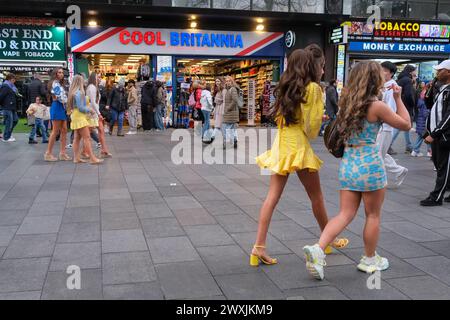 Londres, Royaume-Uni, 31 mars 2024. Les jeunes voyageurs passent par l'extrémité ouest. Les visiteurs apprécient le long week-end de Pâques à Leicester Square alors que les horloges avancent et les soirées plus légères reviennent. Crédit : onzième heure photographie/Alamy Live News Banque D'Images