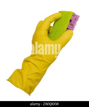 Une main dans des gants en caoutchouc jaune tient une éponge sur un fond blanc. Les gants en caoutchouc isolent Banque D'Images