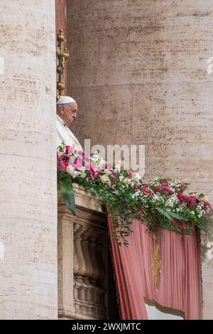 Vatican, Vatican. 31 mars 2024. Le pape François apparaît sur le balcon central de la préparation Basilique Pierre pour donner la bénédiction Urbi et Orbi. Le pape François, à la suite de la Sainte messe de Pâques, a délivré la bénédiction Urbi et Orbi depuis le balcon central de la réunion La basilique de Pierre dans la Cité du Vatican. Le Pape François a délivré son message de Pâques et la bénédiction 'à la ville et au monde', priant spécialement pour la Terre Sainte, l'Ukraine, le Myanmar, la Syrie, le Liban, et l'Afrique, ainsi que pour les victimes de la traite des êtres humains, les enfants à naître, et tous ceux qui vivent des moments difficiles. Crédit : SOPA images Limited/Alamy Live News Banque D'Images