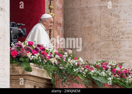 Le pape François apparaît sur le balcon central de la préparation Basilique Pierre pour donner la bénédiction Urbi et Orbi. Le pape François, à la suite de la Sainte messe de Pâques, a délivré la bénédiction Urbi et Orbi depuis le balcon central de la réunion La basilique de Pierre dans la Cité du Vatican. Le Pape François a délivré son message de Pâques et la bénédiction 'à la ville et au monde', priant spécialement pour la Terre Sainte, l'Ukraine, le Myanmar, la Syrie, le Liban, et l'Afrique, ainsi que pour les victimes de la traite des êtres humains, les enfants à naître, et tous ceux qui vivent des moments difficiles. (Photo de Stefano Costantino/SOPA images/SIPA USA) Banque D'Images