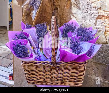 Panier en osier rempli de paquets de lavande Banque D'Images