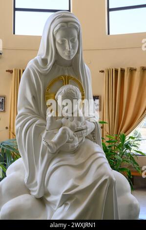 Statue de la Vierge Marie avec l'enfant Jésus à l'hôtel Domus Pacis Fátima à Fátima, Portugal. Banque D'Images