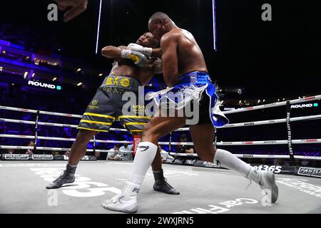 Frazer Clarke et Fabio Wardley (à droite) en action lors de leur combat contre les poids lourds à l'O2, Londres. Date de la photo : dimanche 31 mars 2024. Banque D'Images