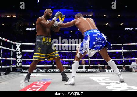 Frazer Clarke et Fabio Wardley (à droite) en action lors de leur combat contre les poids lourds à l'O2, Londres. Date de la photo : dimanche 31 mars 2024. Banque D'Images