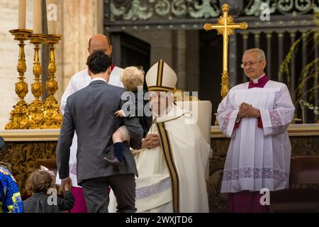 Rome Italie 03 31 2024 : le Pape François Bergoglio heureux et souriant le dimanche de Pâques avec les fidèles qui sont arrivés par milliers dans Rite Banque D'Images