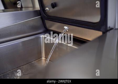 Lave-vaisselle industriel dans la cuisine de restaurant laver la vaisselle Banque D'Images