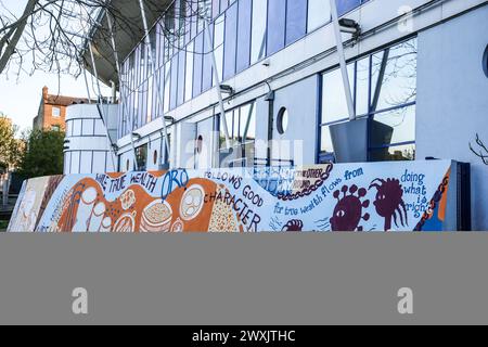 Londres, Royaume-Uni. 30 mars 2024. Yoruba Heritage Mural dévoilé à l'extérieur du centre de lesuire de Peckham Square, au sud-est de Londres. Ce projet, dirigé par MM. Gbemi Isimi de culture Tree, a été financé par le maire de Londres et soutenu par le conseil de Southwark. (Crédit image : © Thabo Jaiyesimi/SOPA images via ZUMA Press Wire) USAGE ÉDITORIAL SEULEMENT! Non destiné à UN USAGE commercial ! Banque D'Images