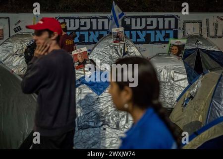 Jérusalem, Israël. 31 mars 2024. Des manifestants antigouvernementaux ont installé une ville de tentes devant la Knesset israélienne à Jérusalem. Les manifestants ont appelé le gouvernement à démissionner et ont exhorté à de nouvelles élections et à un accord rapide pour libérer les otages détenus par l'organisation islamiste palestinienne Hamas. Crédit : Ilia Yefimovich/dpa/Alamy Live News Banque D'Images