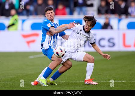 Takefusa Kubo de Real Sociedad concourt pour le ballon avec Javi Lopez de Deportivo Alaves lors du match LaLiga EA Sports entre Deportivo Alaves et Real Sociedad à Mendizorrotza le 31 mars 2024, à Vitoria, en Espagne. Banque D'Images