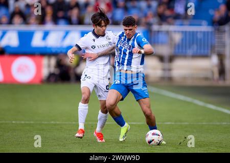 Takefusa Kubo de Real Sociedad concourt pour le ballon avec Javi Lopez de Deportivo Alaves lors du match LaLiga EA Sports entre Deportivo Alaves et Real Sociedad à Mendizorrotza le 31 mars 2024, à Vitoria, en Espagne. Banque D'Images
