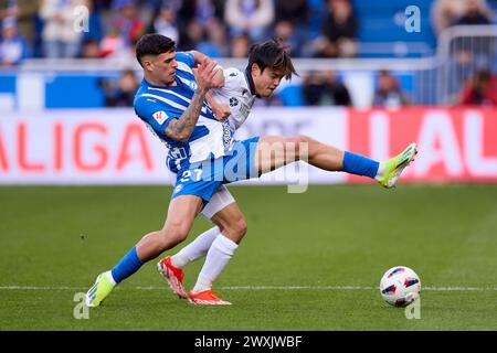 Takefusa Kubo de Real Sociedad concourt pour le ballon avec Javi Lopez de Deportivo Alaves lors du match LaLiga EA Sports entre Deportivo Alaves et Real Sociedad à Mendizorrotza le 31 mars 2024, à Vitoria, en Espagne. Banque D'Images