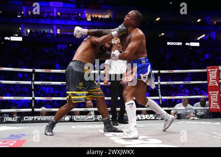 Frazer Clarke et Fabio Wardley (à droite) en action lors de leur combat contre les poids lourds à l'O2, Londres. Date de la photo : dimanche 31 mars 2024. Banque D'Images