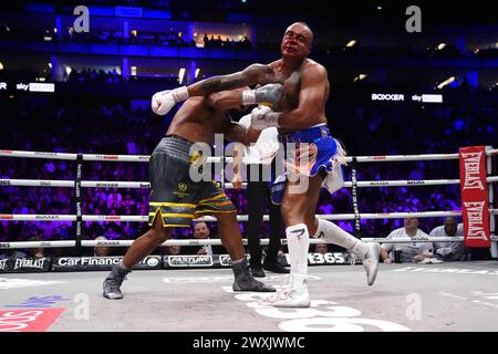 Frazer Clarke et Fabio Wardley (à droite) en action lors de leur combat contre les poids lourds à l'O2, Londres. Date de la photo : dimanche 31 mars 2024. Banque D'Images