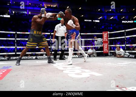 Frazer Clarke et Fabio Wardley (à droite) en action lors de leur combat contre les poids lourds à l'O2, Londres. Date de la photo : dimanche 31 mars 2024. Banque D'Images