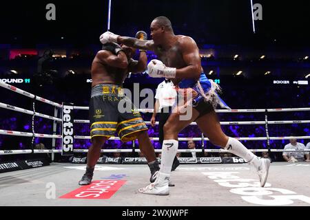 Frazer Clarke et Fabio Wardley (à droite) en action lors de leur combat contre les poids lourds à l'O2, Londres. Date de la photo : dimanche 31 mars 2024. Banque D'Images