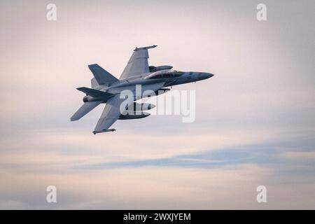 MER DE CHINE MÉRIDIONALE (30 mars 2024) un F/A-18F Super Hornet, attaché aux “Black Knights” du Strike Fighter Squadron (VFA) 154, survole le porte-avions de classe Nimitz USS Theodore Roosevelt (CVN 71), le 30 mars 2024. Theodore Roosevelt, navire amiral du Carrier Strike Group Nine, mène des opérations de routine dans la zone d'opérations de la 7e flotte américaine. La 7e flotte américaine est la plus grande flotte numérotée déployée vers l’avant de l’US Navy. Elle interagit et opère régulièrement avec des alliés et des partenaires pour préserver une région indo-pacifique libre et ouverte. (Photo de l'US Navy par Mass communication Speciali Banque D'Images