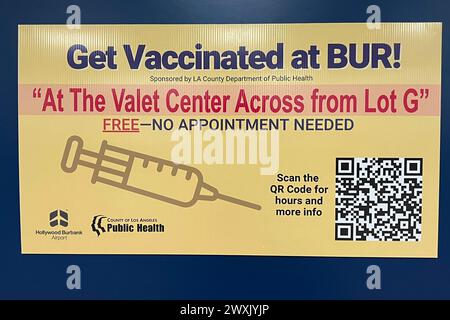 Un avis de vaccination contre le COVID-19 gratuit parrainé par le département de la santé publique du comté de LA à l'aéroport Hollywood Burbank au milieu de LA vague o Banque D'Images