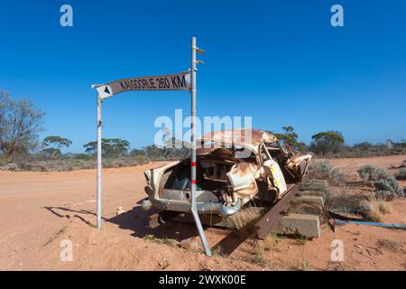 Voiture naufragée exposée le long de la TRANS Access Road, Nullarbor, Western Australia, WA, Australie Banque D'Images