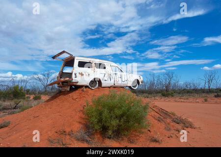 Vieille voiture exposée utilisée comme marqueur de position pour Zanthus, le long de la TRANS Access Road, Nullarbor, Western Australia, WA, Australie Banque D'Images