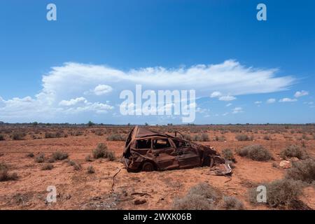 Vieille voiture rouillée épave exposée le long de la TRANS Access Road, Nullarbor, Western Australia, WA, Australie Banque D'Images