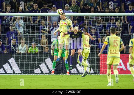 Orlando, Floride, États-Unis, 30 mars 2024, le défenseur des Red Bulls de New York, Sean Nealis, #15, remporte la tête à l'Inter&Co Stadium. (Crédit photo : Marty Jean-Louis/Alamy Live News Banque D'Images