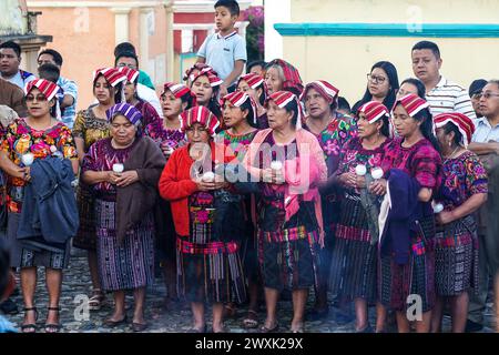 Chichicastenango, Guatemala. 30 mars 2024. Les femmes autochtones mayas portant des huipiles traditionnelles participent à un mélange de cérémonies chrétiennes et mayas au début d'une veillée aux chandelles pour Jésus le samedi Saint au Cementerio de Chichicastenango, le 30 mars 2024 à Chichicastenango, Guatemala. L’Église catholique et les croyances mayas se sont mélangées il y a longtemps dans les régions indigènes du Guatemala dans un processus appelé syncrétisme. Crédit : Richard Ellis/Richard Ellis/Alamy Live News Banque D'Images