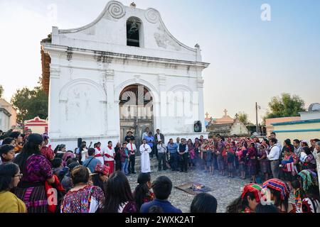 Chichicastenango, Guatemala. 30 mars 2024. Un prêtre catholique dirige une cérémonie chrétienne et maya au début d'une veillée aux chandelles pour Jésus le samedi Saint au Cementerio de Chichicastenango, le 30 mars 2024 à Chichicastenango, Guatemala. L’Église catholique et les croyances mayas se sont mélangées il y a longtemps dans les régions indigènes du Guatemala dans un processus appelé syncrétisme. Crédit : Richard Ellis/Richard Ellis/Alamy Live News Banque D'Images