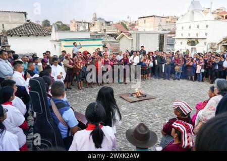 Chichicastenango, Guatemala. 30 mars 2024. Un prêtre catholique dirige une cérémonie chrétienne et maya au début d'une veillée aux chandelles pour Jésus le samedi Saint au Cementerio de Chichicastenango, le 30 mars 2024 à Chichicastenango, Guatemala. L’Église catholique et les croyances mayas se sont mélangées il y a longtemps dans les régions indigènes du Guatemala dans un processus appelé syncrétisme. Crédit : Richard Ellis/Richard Ellis/Alamy Live News Banque D'Images