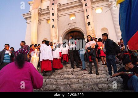 Chichicastenango, Guatemala. 30 mars 2024. Des femmes mayas autochtones portant des huipiles traditionnelles tiennent des bougies lors d'une veillée sur les marches de l'église Iglesia de Santo Tomás pour marquer le samedi Saint, le 30 mars 2024 à Chichicastenango, Guatemala. L’Église catholique et les croyances mayas se sont mélangées il y a longtemps dans les régions indigènes du Guatemala dans un processus appelé syncrétisme. Crédit : Richard Ellis/Richard Ellis/Alamy Live News Banque D'Images