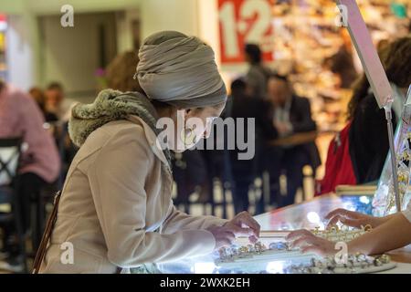 12-25-2014 Jérusalem ISR israélienne (ou arabe) belle femme dans un magasin de bijoux dans la capitale israélienne Banque D'Images