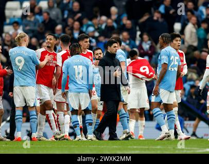 Stade Etihad, Manchester, Royaume-Uni. 31 mars 2024. Premier League Football, Manchester City contre Arsenal ; le manager d'Arsenal Mikel Arteta félicite Jeremy Doku et Manuel Akanji de Manchester City lors du dernier coup de fouet Credit : action plus Sports/Alamy Live News Banque D'Images