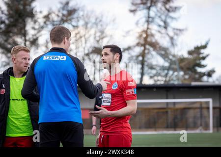 Les joueurs intérimaires Furman et Wilson ont une discussion à la mi-temps lorsque Morpeth Town accueille Warrington Rylands en première Division de la NPL Banque D'Images