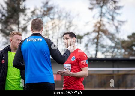 Les joueurs intérimaires Furman et Wilson ont une discussion à la mi-temps lorsque Morpeth Town accueille Warrington Rylands en première Division de la NPL Banque D'Images