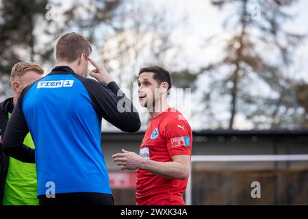 Les joueurs intérimaires Furman et Wilson ont une discussion à la mi-temps lorsque Morpeth Town accueille Warrington Rylands en première Division de la NPL Banque D'Images