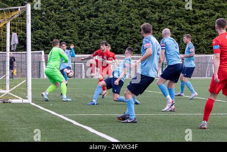 Sam Burns marque à la volée lorsque Morpeth Town accueille Warrington Rylands en première Division NPL Banque D'Images