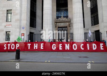 Londres, Royaume-Uni. 30 mars 2024. Les manifestants pro-palestiniens tiennent une grande bannière lors d'une manifestation vers Trafalgar Square. Les partisans pro-palestiniens se rassemblent à Russell Square et marchent vers Trafalgar Square le samedi Saint pour demander au gouvernement britannique de soutenir une politique immédiate de cessez-le-feu à la guerre Israël-Gaza. Le groupe rencontre des contre-manifestants pro-israéliens au pont de Waterloo avec une force de police lourde présentée pour séparer les groupes. Crédit : SOPA images Limited/Alamy Live News Banque D'Images