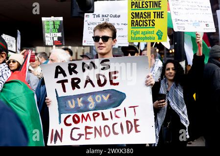 Londres, Royaume-Uni. 30 mars 2024. Un manifestant pro-palestinien tient une pancarte exprimant son opinion avant la manifestation à Russell Square. Les partisans pro-palestiniens se rassemblent à Russell Square et marchent vers Trafalgar Square le samedi Saint pour demander au gouvernement britannique de soutenir une politique immédiate de cessez-le-feu à la guerre Israël-Gaza. Le groupe rencontre des contre-manifestants pro-israéliens au pont de Waterloo avec une force de police lourde présentée pour séparer les groupes. Crédit : SOPA images Limited/Alamy Live News Banque D'Images