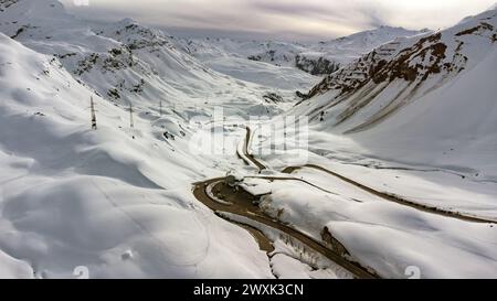 Vue aérienne du sommet du Col suisse du Julier en mars Banque D'Images