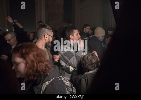 Berlin, du 31 mars au 1er avril 2024 - au milieu d'une atmosphère chargée d'anticipation et d'unité, la porte de Brandebourg à Berlin est apparue comme le point central d'un changement sociétal significatif dans la nuit menant aux premières heures du 1er avril 2024. Cet événement historique a marqué la progression de l'Allemagne vers une nouvelle ère dans la politique des drogues avec la légalisation partielle du cannabis pour usage récréatif, déclenchant une célébration collective parmi la foule réunie. La législation historique, entrée en vigueur le 1er avril, permet aux adultes allemands de posséder et de consommer légalement du cannabis, en fixant des limites de possession personnelle allant jusqu’à 25 gr Banque D'Images