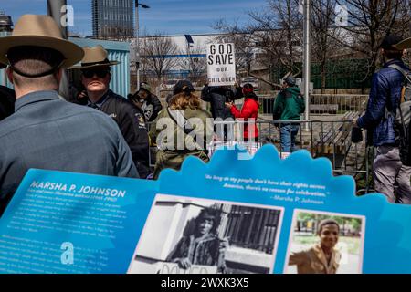 New York, États-Unis. 30 mars 2024. Les partisans de Drag Queen Story Hour et la police d'État protègent l'événement en plein air contre les militants d'extrême droite au Marsha P. Johnson State Park le 30 mars 2024 à Brooklyn, New York. Le groupe a organisé une heure de l’histoire de Drag Queen comme un événement familial menant à la Journée internationale de visibilité transgenre, une journée annuelle de reconnaissance célébrée dans le monde entier le 31 mars. (Photo de Michael Nigro/Pacific Press) crédit : Pacific Press Media production Corp./Alamy Live News Banque D'Images