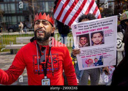 New York, États-Unis. 30 mars 2024. Un activiste d'extrême droite réclame et tente de perturber Drag Queen Story Hour au Marsha P. Johnson State Park le 30 mars 2024 à Brooklyn, New York. Le groupe a organisé une heure de l’histoire de Drag Queen comme un événement familial menant à la Journée internationale de visibilité transgenre, une journée annuelle de reconnaissance célébrée dans le monde entier le 31 mars. (Photo de Michael Nigro/Pacific Press) crédit : Pacific Press Media production Corp./Alamy Live News Banque D'Images