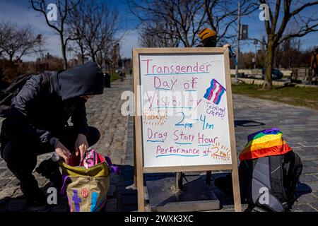 New York, États-Unis. 30 mars 2024. Une pancarte annonçant Drag Queen Story Hour près de l'entrée du Marsha P. Johnson State Park le 30 mars 2024 à Brooklyn, New York. Le groupe a organisé une heure de l’histoire de Drag Queen comme un événement familial menant à la Journée internationale de visibilité transgenre, une journée annuelle de reconnaissance célébrée dans le monde entier le 31 mars. (Photo de Michael Nigro/Pacific Press) crédit : Pacific Press Media production Corp./Alamy Live News Banque D'Images