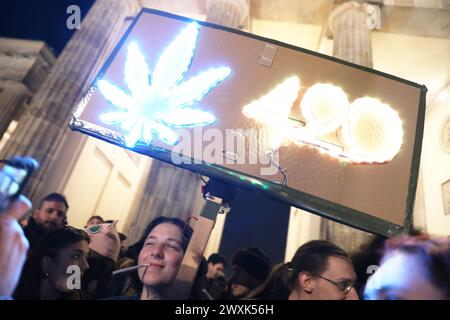 Berlin, Deutschland, 31 mars 2024 : Brandenburger Tor : Kiffer feiern mit einem Smoke in die teilweise Legalisierung von cannabis : mehrere Hundert Personen haben sich versammelt, um sich kurz nach Mitternacht einen joint anzustecken Aufnahme von CA. 23:55 Uhr *** Berlin, Allemagne, 31 03 2024 les potheads de la porte de Brandebourg célèbrent la légalisation partielle du cannabis avec une fumée plusieurs centaines de personnes se sont rassemblées pour allumer un joint peu de temps après minuit enregistrement à partir de 11 Copyright : xdtsxNachrichtenagenturx dts 33728 Banque D'Images