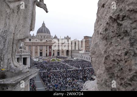 Cité du Vatican, Vatican, 31 mars 2024. Le pape François préside la messe de Pâques en particulier Place Pierre au Vatican. Maria Grazia Picciarella/Alamy Live News Banque D'Images