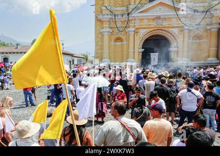 Antigua, Guatemala. 31 mars 2024. Des foules se rassemblent devant l'église San Pedro pour célébrer le dimanche de Pâques comme un flotteur processionnel célébrant le Christ ressuscité des morts marquant la fin de Semana Santa, le 31 mars 2024 à Antigua, Guatemala. Crédit : Richard Ellis/Richard Ellis/Alamy Live News Banque D'Images