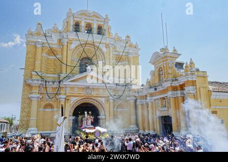 Antigua, Guatemala. 31 mars 2024. Des foules se rassemblent devant l'église San Pedro pour célébrer le dimanche de Pâques alors qu'un flotteur processionnel célébrant le Christ ressuscité des morts part pour marquer la fin de Semana Santa, le 31 mars 2024 à Antigua, Guatemala. Crédit : Richard Ellis/Richard Ellis/Alamy Live News Banque D'Images