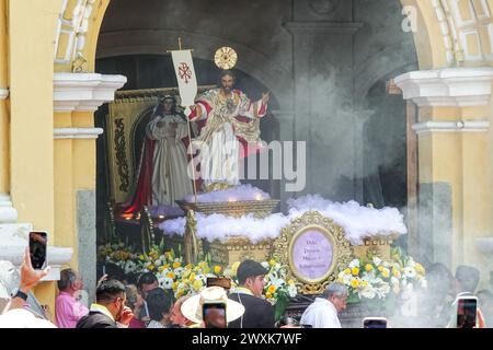 Antigua, Guatemala. 31 mars 2024. Des foules se rassemblent devant l'église San Pedro pour célébrer le dimanche de Pâques alors qu'un flotteur processionnel célébrant le Christ ressuscité des morts part pour marquer la fin de Semana Santa, le 31 mars 2024 à Antigua, Guatemala. Crédit : Richard Ellis/Richard Ellis/Alamy Live News Banque D'Images