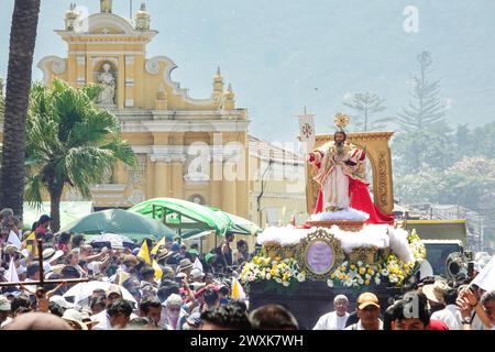 Antigua, Guatemala. 31 mars 2024. Des foules se rassemblent devant l'église San Pedro pour célébrer le dimanche de Pâques alors qu'un flotteur processionnel célébrant le Christ ressuscité des morts part de l'église marquant la fin de Semana Santa, le 31 mars 2024 à Antigua, Guatemala. Crédit : Richard Ellis/Richard Ellis/Alamy Live News Banque D'Images