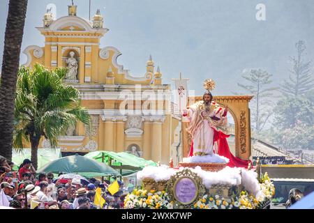 Antigua, Guatemala. 31 mars 2024. Des foules se rassemblent devant l'église San Pedro pour célébrer le dimanche de Pâques alors qu'un flotteur processionnel célébrant le Christ ressuscité des morts part de l'église marquant la fin de Semana Santa, le 31 mars 2024 à Antigua, Guatemala. Crédit : Richard Ellis/Richard Ellis/Alamy Live News Banque D'Images