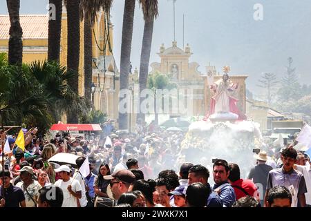 Antigua, Guatemala. 31 mars 2024. Des foules se rassemblent devant l'église San Pedro pour célébrer le dimanche de Pâques alors qu'un flotteur processionnel célébrant le Christ ressuscité des morts part de l'église marquant la fin de Semana Santa, le 31 mars 2024 à Antigua, Guatemala. Crédit : Richard Ellis/Richard Ellis/Alamy Live News Banque D'Images